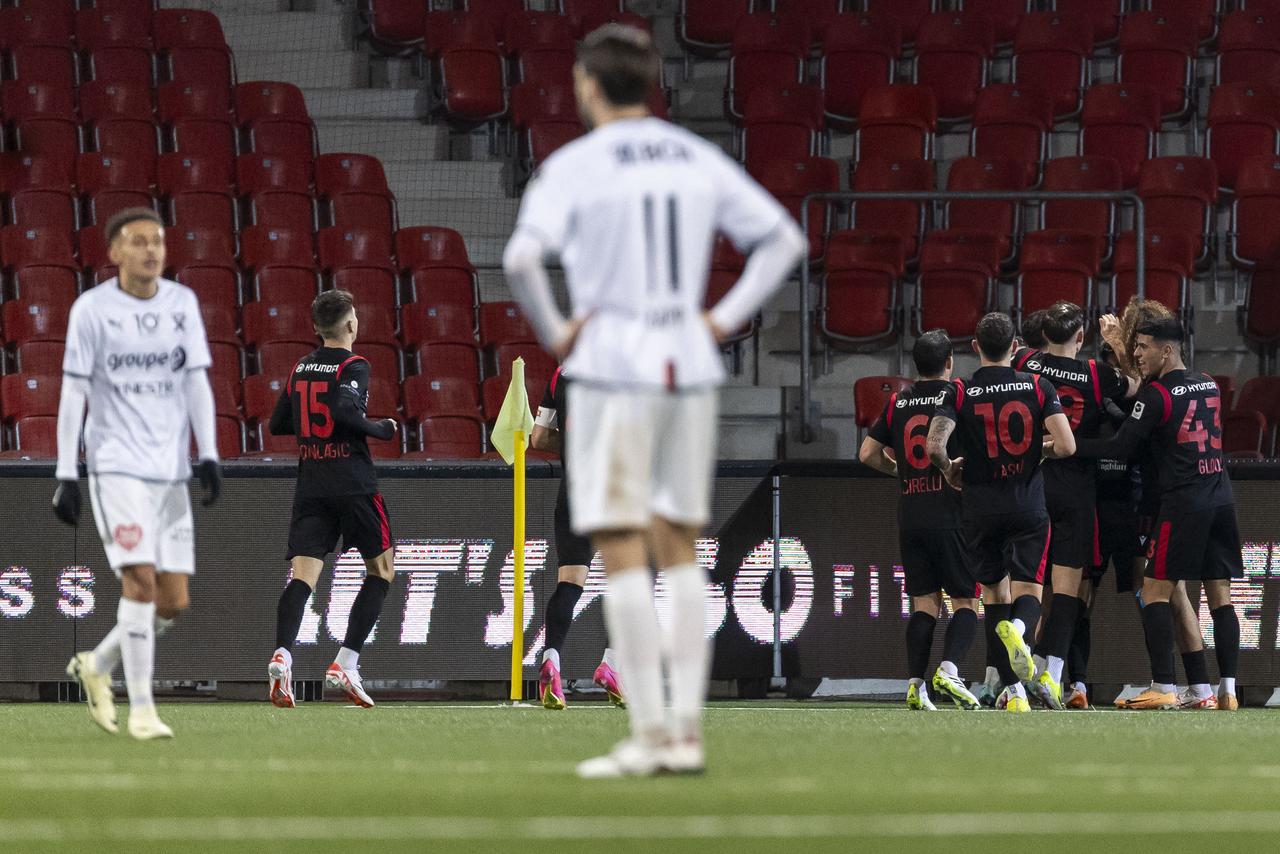 La frustration des joueurs xamaxiens contraste avec la joie de ceux de Baden. [Pascal Muller/freshfocus - Pascal Müller]