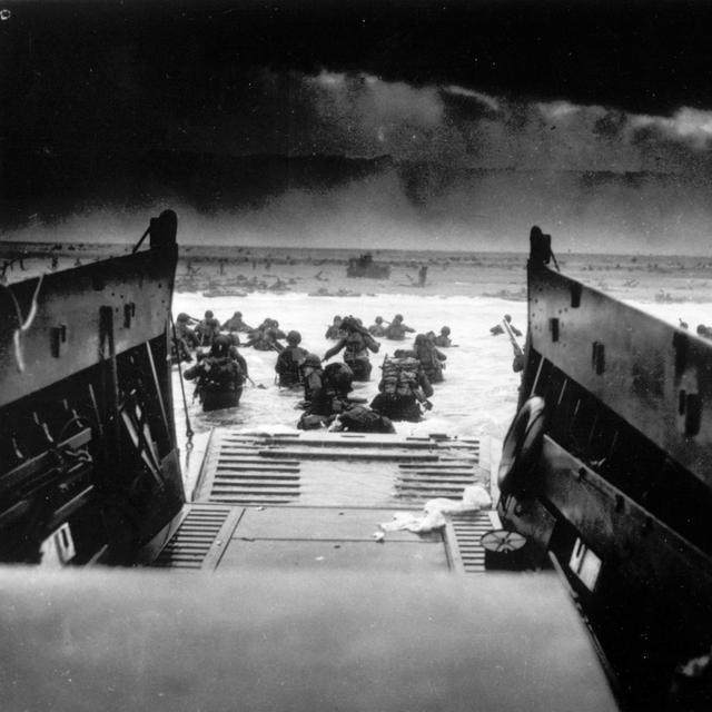 Des soldats américains débarquant sur les plages de Normandie face aux tirs allemands. [Keystone/AP Photo - U.S. Coast Guard]
