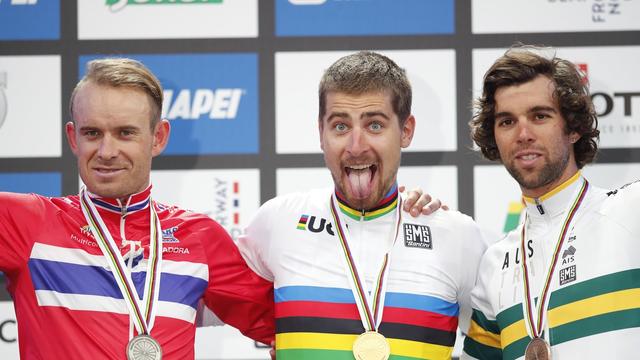 Peter Sagan, au centre, tire la langue. Nous sommes en 2017, à Bergen, et le Slovaque vient d'enlever un 3e maillot arc-en-ciel de rang, cette fois-ci devant Alexander Kristoff et Michael Matthews. Fou! [KEYSTONE - CORNELIUS POPPE]