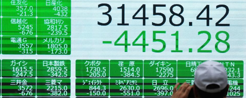 La Bourse de Tokoyo fait une chute historique de plus de 12%. [EPA/Keystone - KIMIMASA MAYAMA]