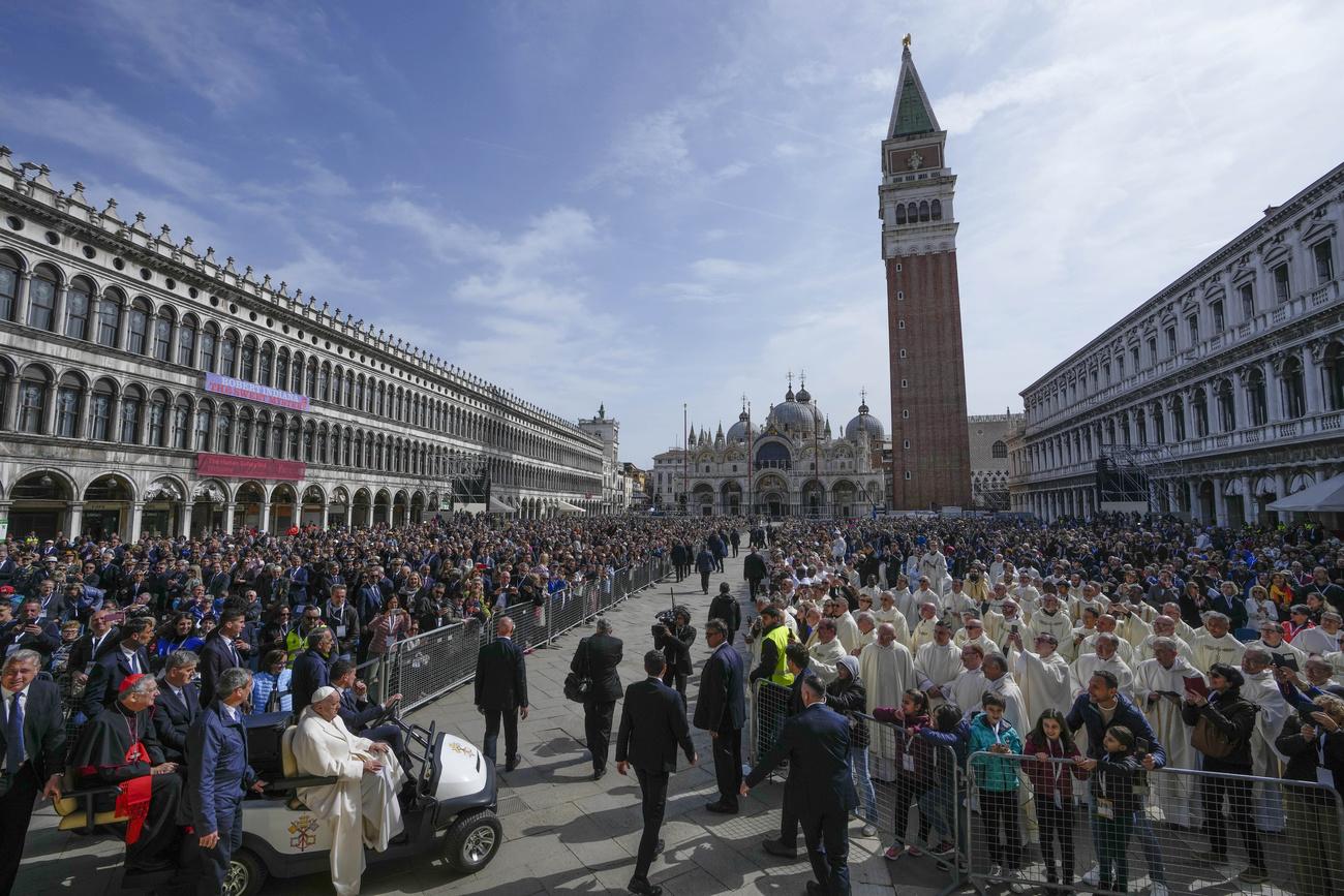Le pape François arrive sur la place Saint-Marc pour célébrer une messe à Venise. [KEYSTONE - ALESSANDRA TARANTINO]