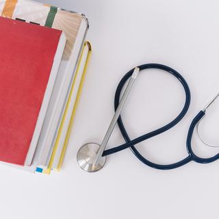 Des médecins prescrivent des livres à leurs patients. [Freepick.com]