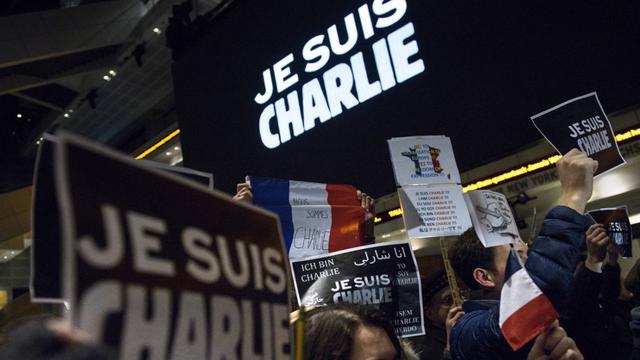 Les slogans "Je suis Charlie" brandis lors d'une manifestation de solidarité à Washington, aux Etas-Unis, le 7 janvier 2015. [AFP - BRENDAN SMIALOWSKI]