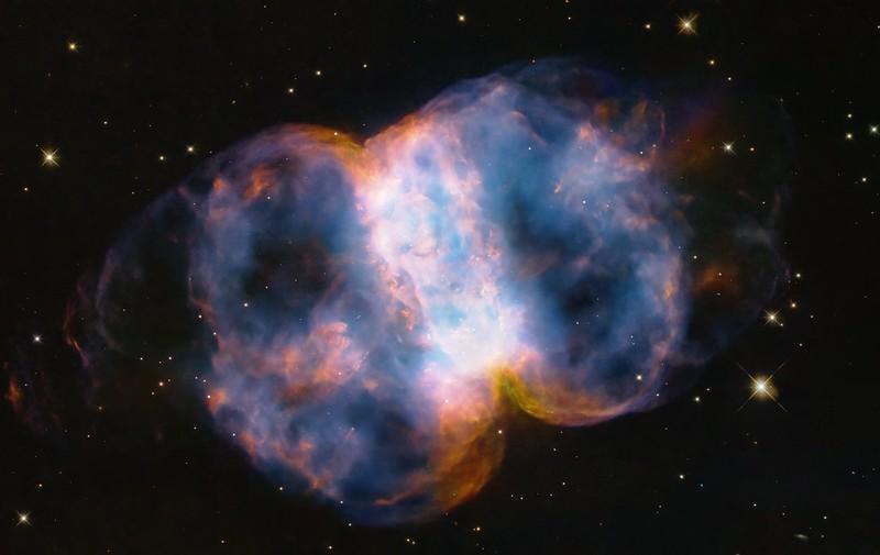 Pour célébrer le 34e anniversaire du lancement du légendaire télescope spatial Hubble, le 24 avril, des astronomes ont pris un cliché de la petite nébuleuse de l'haltère (également connue sous le nom de Messier 76, M76 ou NGC 650/651), située à 3400 années-lumière dans la constellation circumpolaire septentrionale de Persée. Le rayonnement ultraviolet intense de l'étoile super chaude fait briller les gaz. Le rouge est dû à l'azote et le bleu à l'oxygène. [NASA, ESA, STScI - Hubble]