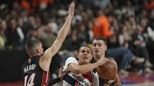 Kyshawn George à la lutte avec Tyler Herro. [KEYSTONE - FERNANDO LLANO]