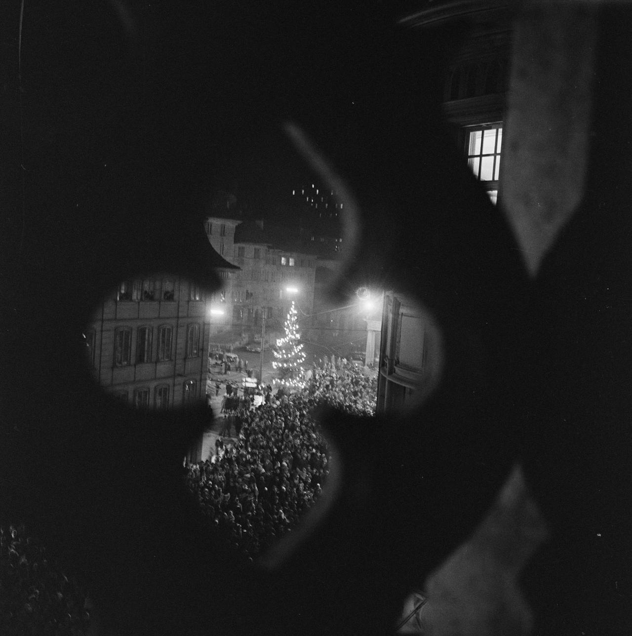 Cortège de la Saint-Nicolas, foule depuis le balcon de la cathédrale, Fribourg, 1956 [Bibliothèque cantonale et universitaire de Fribourg, Fonds Johann et Jean Mülhauser]