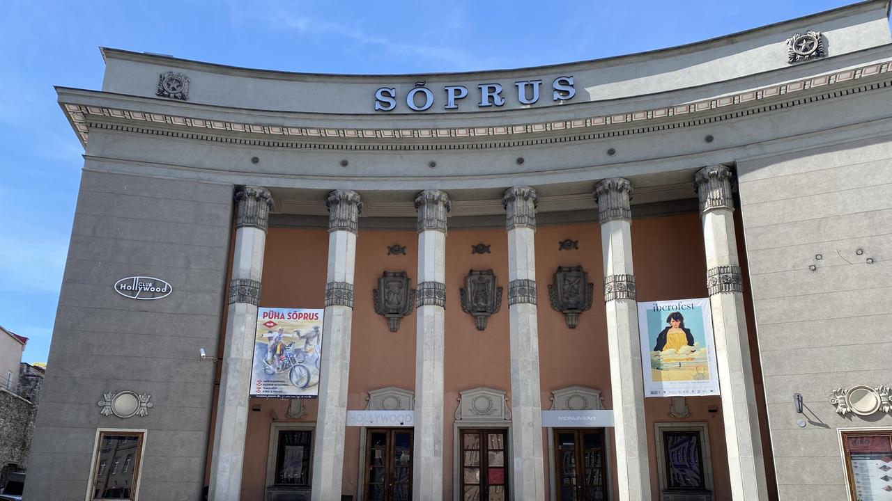 La façade de ce cinéma au cœur de la vieille ville de Tallinn est un exemple d’architecture soviétique qui pourrait être concerné par la loi débattue au Parlement estonien. [RTS - Julie Rausis]