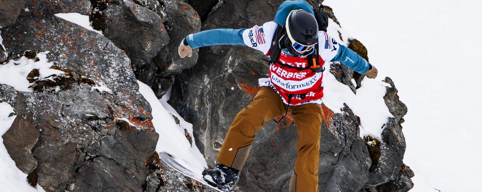 Le snowboardeur Jonathan Penfield lors des finale du Verbier Xtreme Freeride World Tour sur le Bec des Rosses, le 23 férvier 2024. [Keystone - Valentin Flauraud]