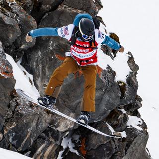 Le snowboardeur Jonathan Penfield lors des finale du Verbier Xtreme Freeride World Tour sur le Bec des Rosses, le 23 férvier 2024. [Keystone - Valentin Flauraud]