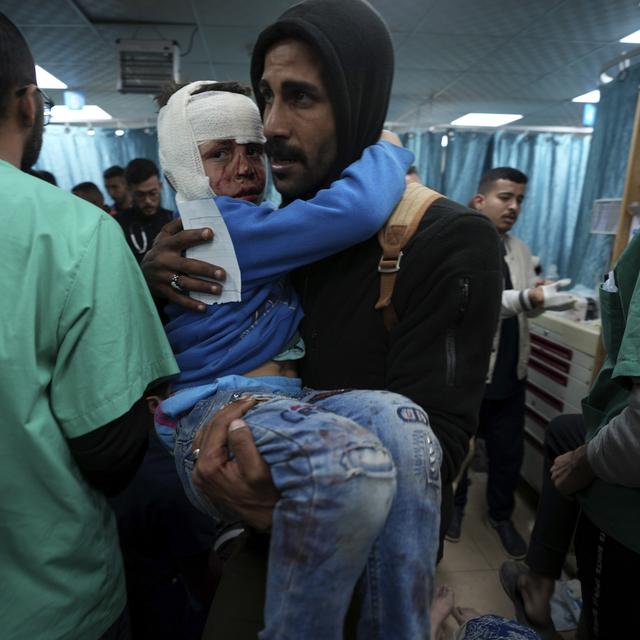 La situation sanitaire dans les hôpitaux de Rafah et Khan Younès à Gaza est désastreuse. [Keystone/AP Photo - Adel Hana]