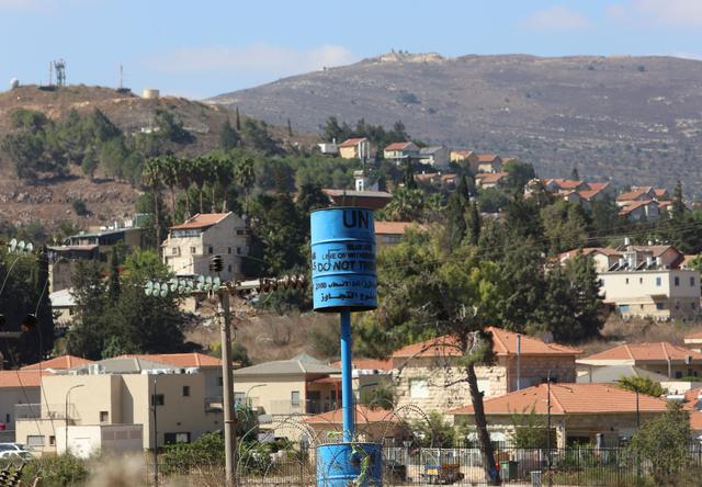 Un baril bleu matérialisant la "Ligne bleue" dans le village de Khiam (Sud-Liban) [REUTERS - AZIZ TAHER]