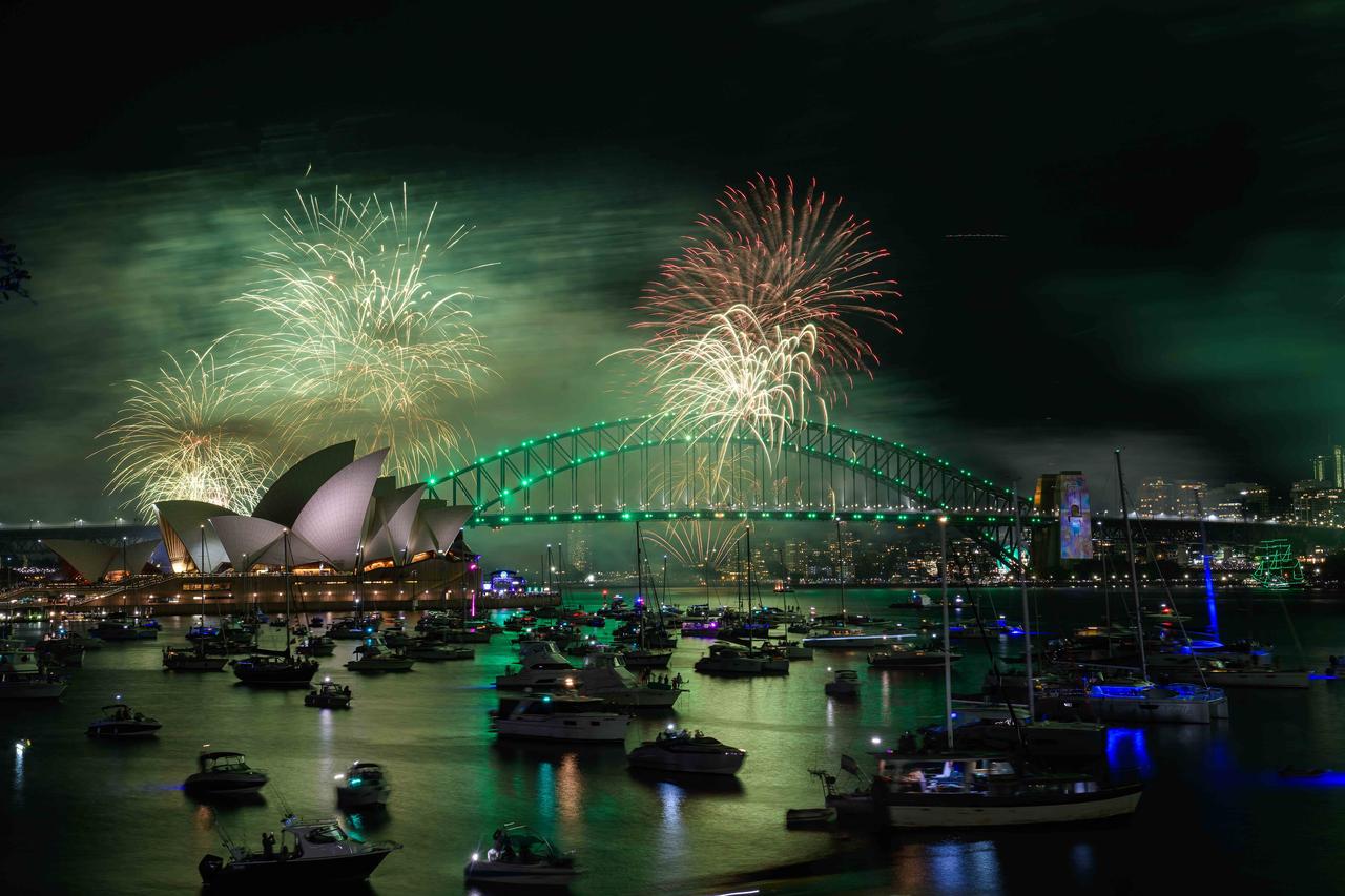 Les feux d'artifice illuminent le ciel au-dessus de l'Opéra de Sydney et du Harbour Bridge de Sydney, en Australie, le 1er janvier 2025. [KEYSTONE - BIANCA DE MARCHI]