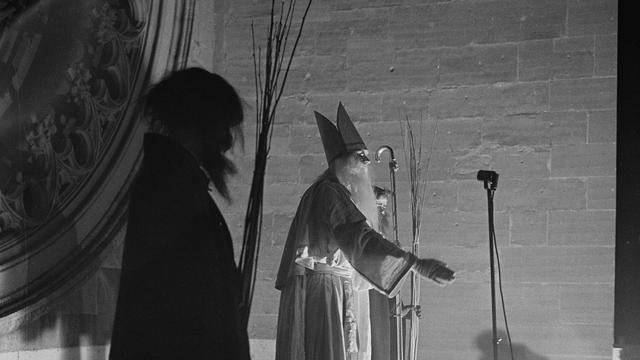 Saint Nicolas et Père Fouettard au balcon de la cathédrale, Fribourg, 1956 [Bibliothéque cantonale et universitaire de Fribourg, Fonds Johann et Jean Mülhauser]