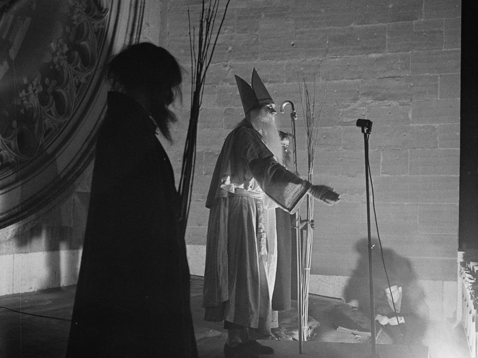 Saint Nicolas et Père Fouettard au balcon de la cathédrale, Fribourg, 1956 [Bibliothéque cantonale et universitaire de Fribourg, Fonds Johann et Jean Mülhauser]