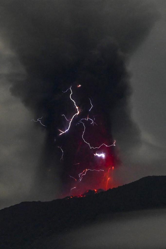 Un ciel rempli de couleurs au-dessus du Mont Ibu. [AFP - INDONESIAN GEOLOGICAL AGENCY]