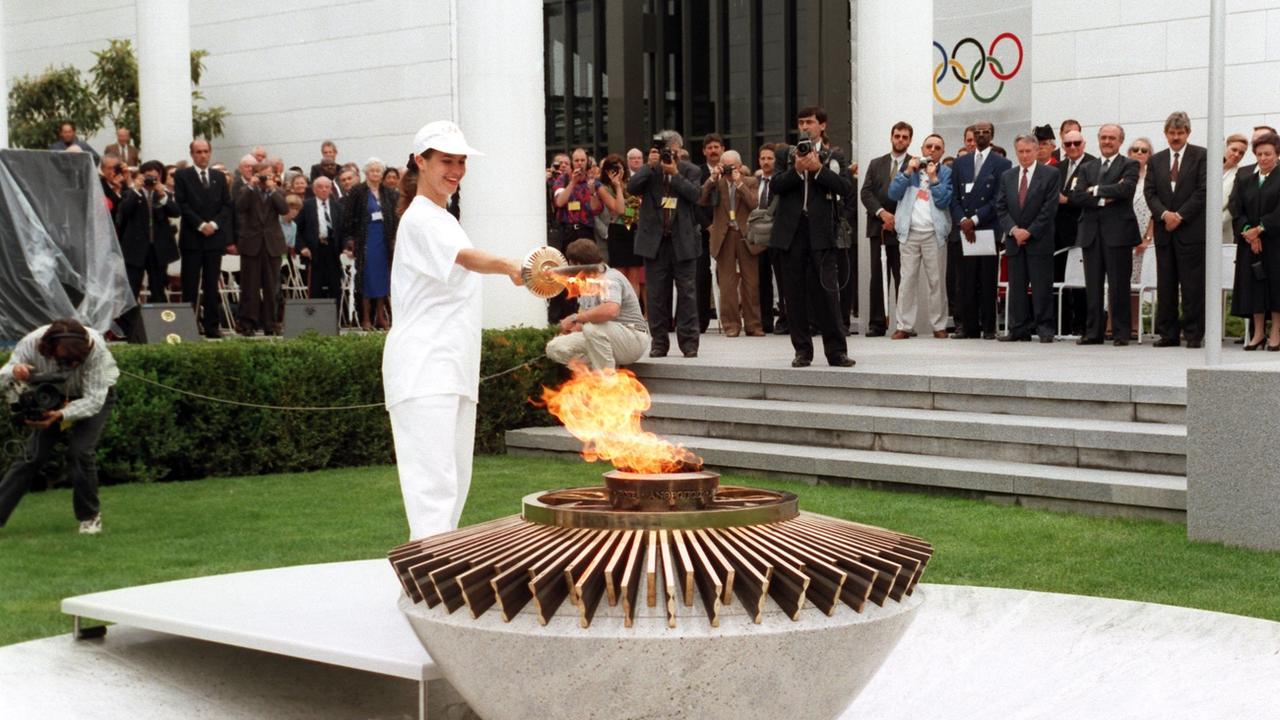 La flamme olympique lors de l'ouverture du Musée Olympique le 23 juin 1993 à Lausanne. [Keystone - Str]