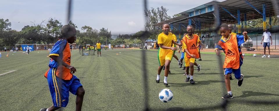 Des jeunes rwandais jouant au foot à l'école de la FIFA. [Reuters - Jean Bizimana]