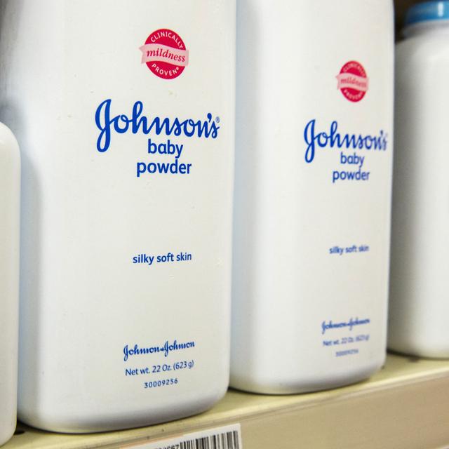 Le géant pharmaceutique américain Johnson & Johnson est visé par des plaintes, notamment concernant son talc, accusé d'être cancérogène. [Reuters - Lucas Jackson]