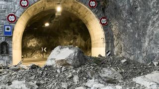 Un éboulement devant le tunnel de Pontis entre Niouc et Vissoie (VS) s'est produit dans la nuit de lundi à mardi. [Keystone - Etat du Valais/Service de la Mobilite]