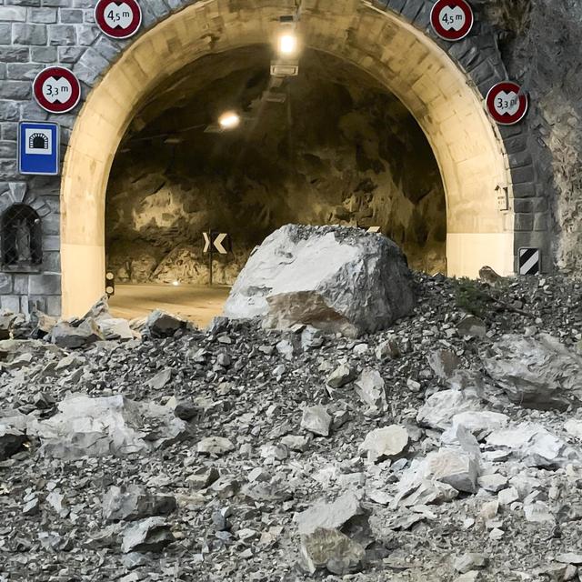 Un éboulement devant le tunnel de Pontis entre Niouc et Vissoie (VS) s'est produit dans la nuit de lundi à mardi. [Keystone - Etat du Valais/Service de la Mobilite]