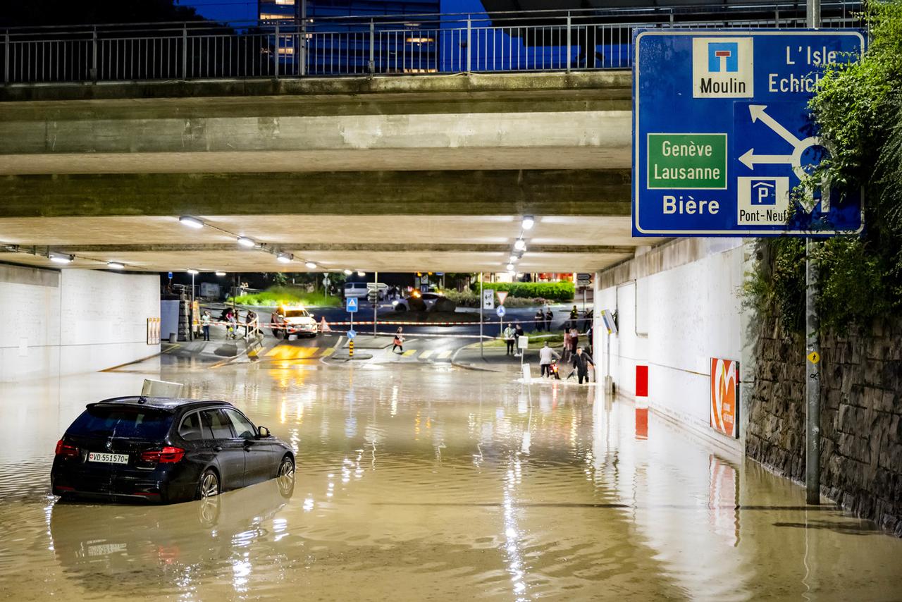 S'il y a d'importants dégâts annoncés, il n'y a pour l'heure aucun blessé signalé, selon la police cantonale. [KEYSTONE - LAURENT GILLIERON]