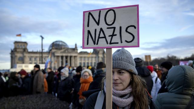 La population allemande s'est réunie en masse pour protester contre le plan du parti AfD de faire "rémigrer" de force des citoyens et habitants d'origine immigrée ou étrangère. [Keystone/AP Photo - Ebrahim Noroozi]