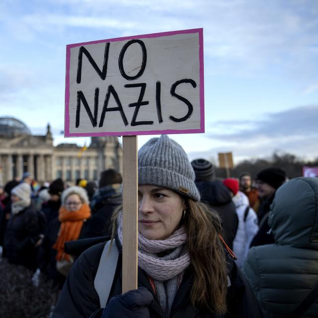 La population allemande s'est réunie en masse pour protester contre le plan du parti AfD de faire "rémigrer" de force des citoyens et habitants d'origine immigrée ou étrangère. [Keystone/AP Photo - Ebrahim Noroozi]