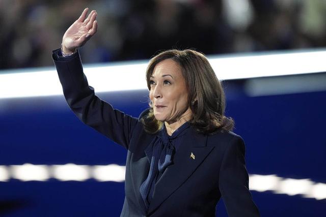 Kamala Harris a solennellement accepté jeudi soir l'investiture du Parti démocrate à Chicago. [Keystone]