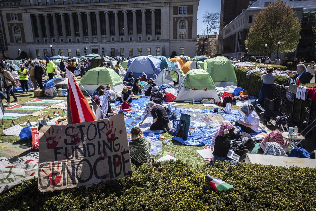 Plusieurs centaines de personnes occupent la pelouse de l'université de Columbia. [KEYSTONE - STEFAN JEREMIAH]