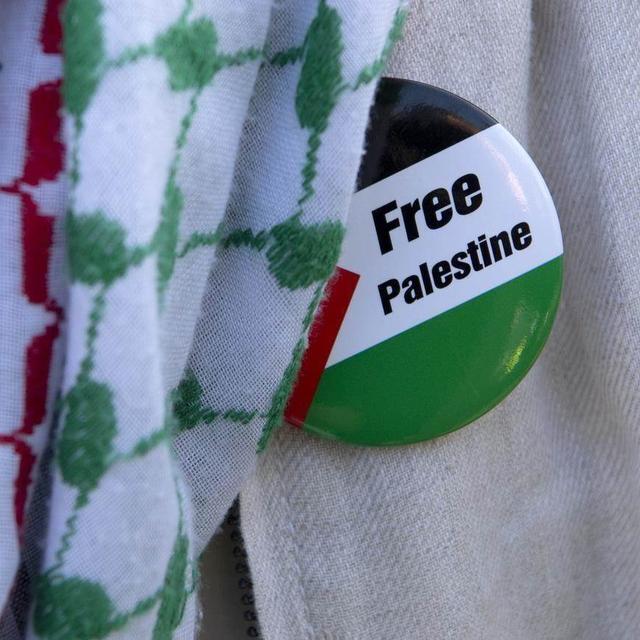 Plus de 2000 personnes se sont réunies samedi à Lausanne en soutien aux Palestiniens. [Keystone]
