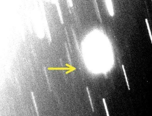 L'image de découverte de la nouvelle lune uranienne S/2023 U1 réalisée avec le télescope Magellan le 4 novembre 2023.  Uranus est juste en dehors du champ de vision, en haut à gauche, là où la lumière diffuse augmente.  S/2023 U1 est le point lumineux faible au centre de l'image, au bout de la flèche. Les traînées proviennent des étoiles de l'arrière-plan. [Carnegie Science - Scott Sheppard]