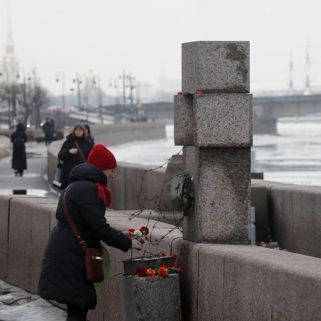 Une personne dépose des fleurs devant un mémorial pour Alexeï Navalny. [Keystone - EPA/Anatoly Maltsev]