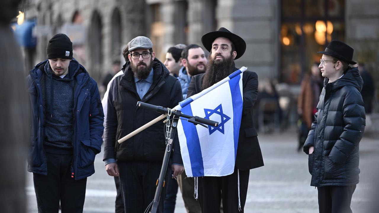 Rassemblement sur l'Helvetiaplatz à Zurich après l'attaque d'un juif orthodoxe. [Keystone - Walter Bieri]