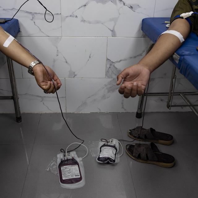 Des Palestiniens donnent du sang dans l'hôpital Nasser du camp de Khan Younès à Gaza. [Keystone/EPA - Haitham Imad]
