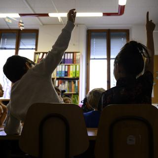 Les moyens à disposition des enseignants pour la rentrée scolaire vaudoise peinent à convaincre les syndicats à cause des besoins de l'école inclusive. [Keystone - Laurent Gillieron]