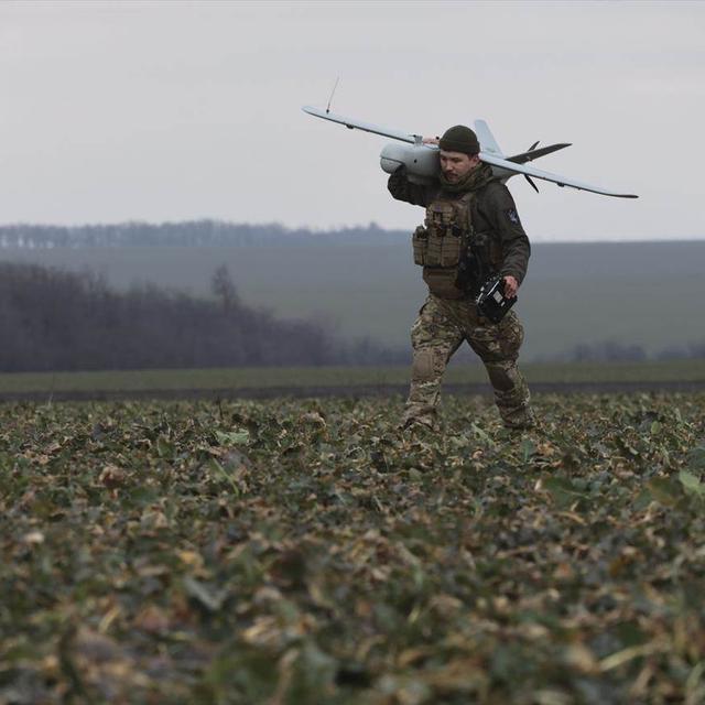 La Lituanie a annoncé vendredi qu'elle livrerait environ 3000 drones de combat à l'Ukraine. [Keystone - Kateryna Klochko / EPA]