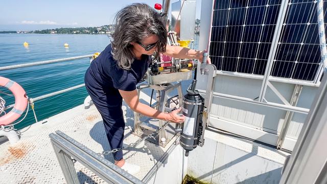 Marie-Elodie Perga, professeure en limnologie (UNIL) effectue des mesures sur la plateforme LéXPLORE. [UNIL]