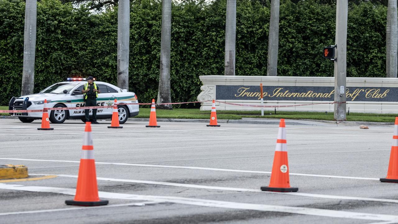 Des officiers du shérif de Palm Beach gardent l'entrée arrière du Trump International Golf Club à West Palm Beach, en Floride, aux États-Unis, le 15 septembre 2024, où des coups de feu ont été signalés. [Keystone - CRISTOBAL HERRERA-ULASHKEVICH]