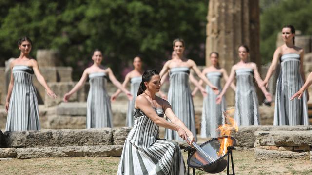 Grèce: la flamme olympique est allumée à Olympie [EPA/Keystone - George Vitsaras]