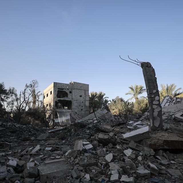 Un immeuble résidentiel détruit par des frappes aériennes israéliennes au milieu des décombres dans la ville de Deir al-Balah, au centre de la bande de Gaza, le 10 janvier 2024. [Keystone - EPA/MOHAMMED SABER]
