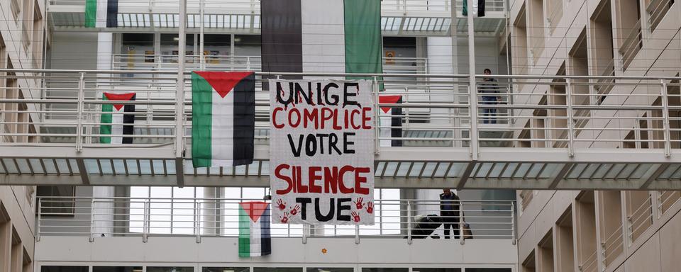 Des individus ont pénétré dans le bâtiment de l'Université de Genève et décroché des banderoles pro-Palestine. [Keystone - Salvatore Di Nolfi]