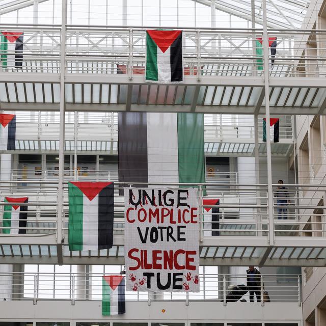 Des individus ont pénétré dans le bâtiment de l'Université de Genève et décroché des banderoles pro-Palestine. [Keystone - Salvatore Di Nolfi]