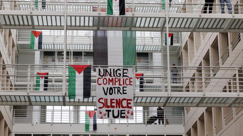 Des individus ont pénétré dans le bâtiment de l'Université de Genève et décroché des banderoles pro-Palestine. [Keystone - Salvatore Di Nolfi]