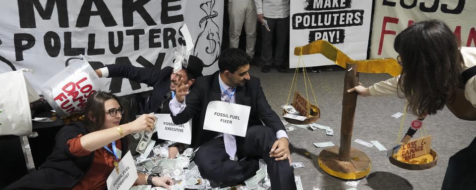 Des activistes pour le climat manifestent à Bakou, en marge de la COP29. [Keystone - AP Photo/Sergei Grits]