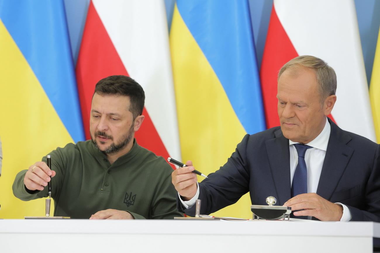 Un accord sécuritaire bilatéral entre l'Ukraine et la Pologne a été signé lundi à Varsovie par le président ukrainien Volodymyr Zelensky et le Premier ministre polonais Donald Tusk. [Keystone - Rafal Guz - EPA]