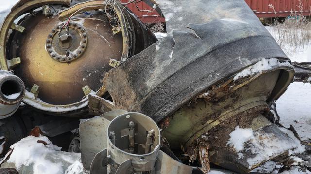 Des morceaux d'un missile qui pourrait être nord-coréen utilisé dans une attaque à Kharkiv. [Reuters - Vyacheslav Madiyevskyy]