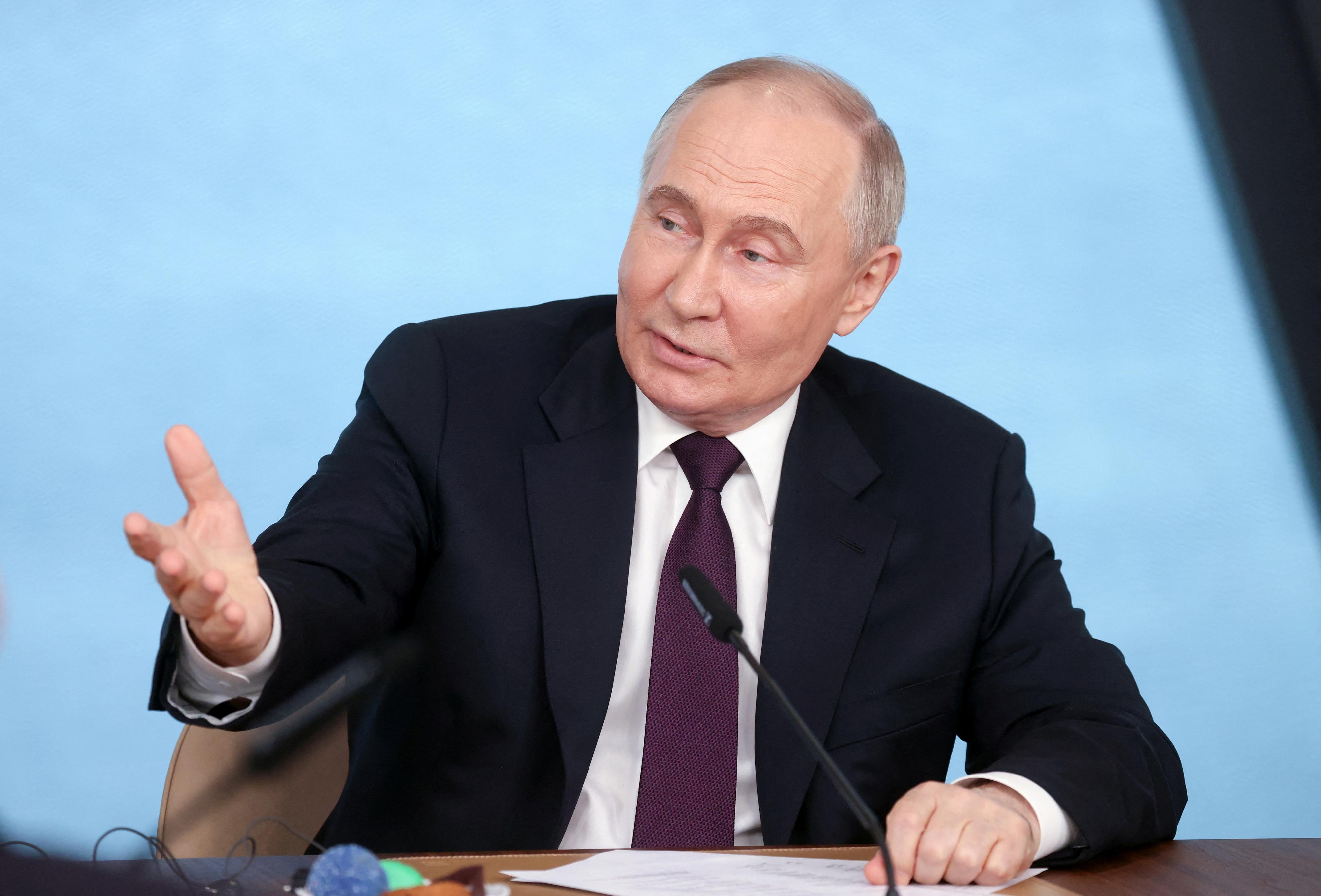 Le président russe Vladimir Poutine lors d'une réunion avec des rédacteurs en chef d'agences de presse internationales à Saint-Pétersbourg, le 5 juin 2024. [via REUTERS - Vladimir Astapkovich]