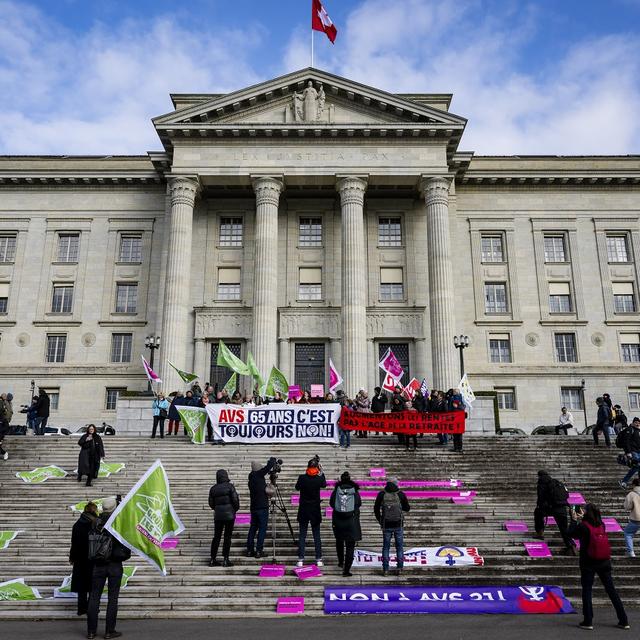 Des femmes manifestent devant la presse pendant l'audience du TF sur le recours du PS et des Vert-e-s sur AVS 21. [Keystone - Jean-Christophe Bott]