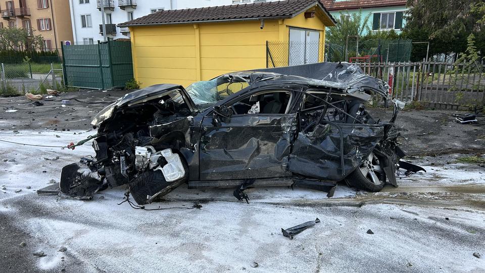 Une voiture a été percutée par un train sur un passage à niveau à La Chaux-de-Fonds.