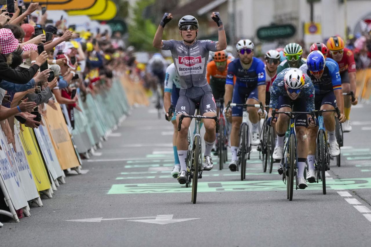 Jasper Philipsen a devancé Wout van Aert (à droite) et Pascal Ackermann (en bleu à droite) sur la ligne. [KEYSTONE - JEROME DELAY]